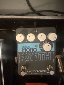 Electro-Harmonix Bass Mono Synth Bass Effects Pedal