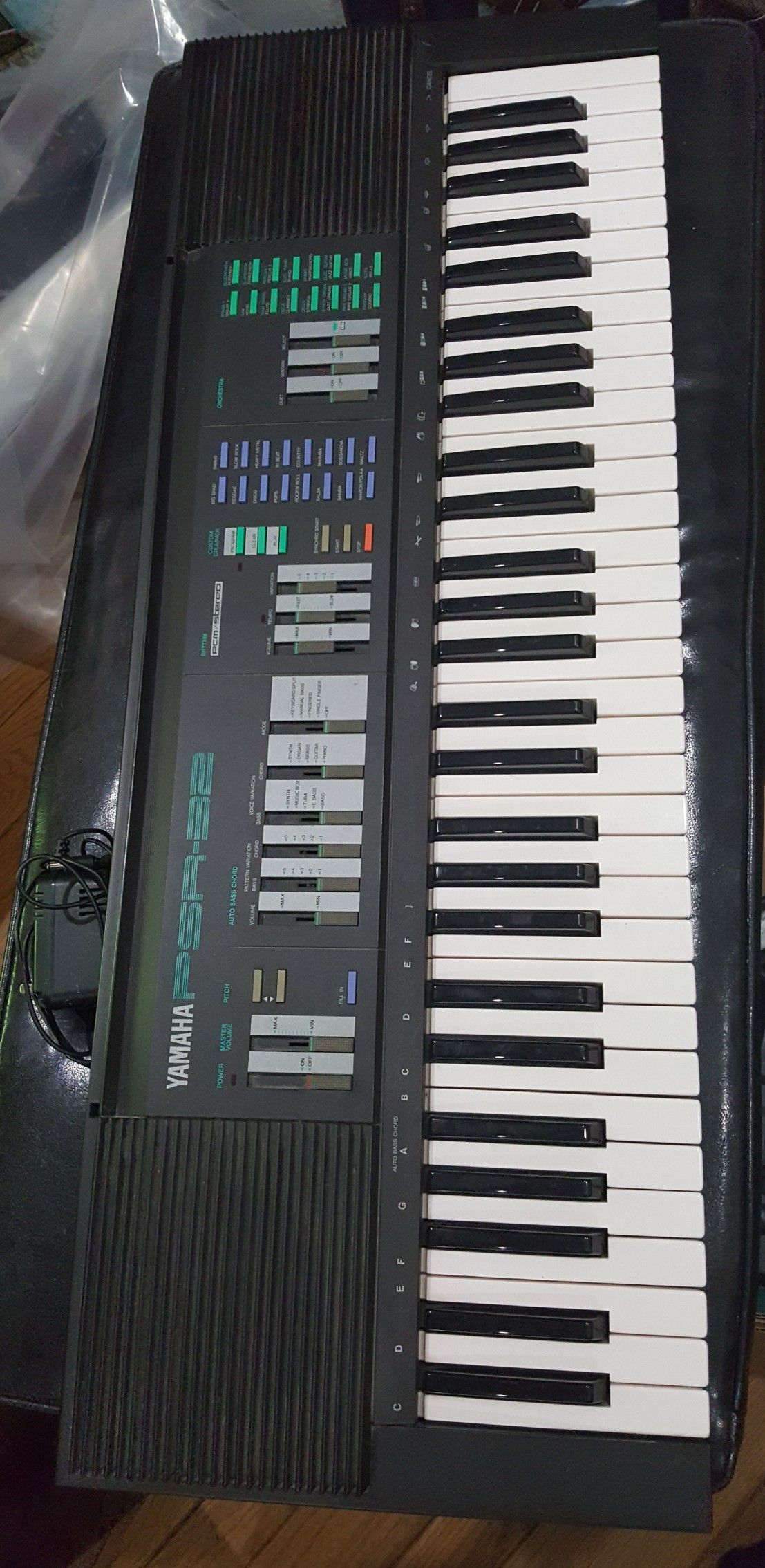 Yamaha PSR-32 Electric Synthesizer/Keyboard w/AC Plug