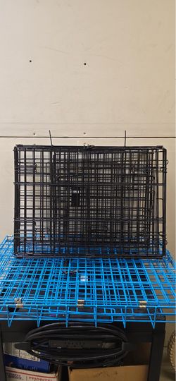 Small foldable black pet crate/carrier