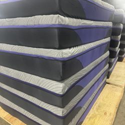New Queen Size Memory Foam Mattress Pick Up Available 
