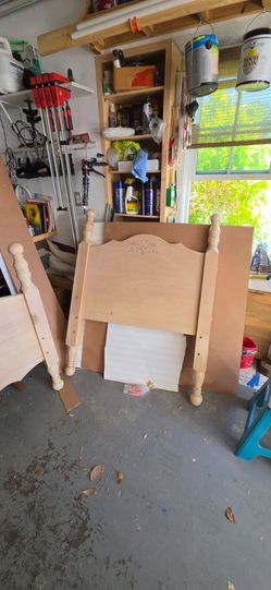 Kids twin wood bedframe