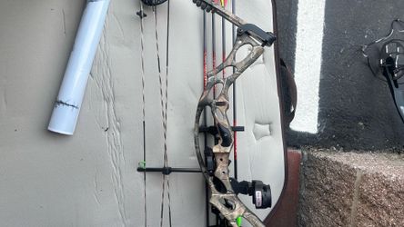 HOYT compact bow and arrow w/bag