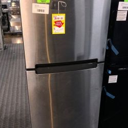 Whirlpool Top Freezer Refrigerator ‼️‼️ 3 U