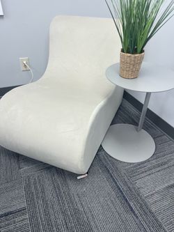 Modern Sculptural Cream Lounge Chair/ Accent Chair- Like New