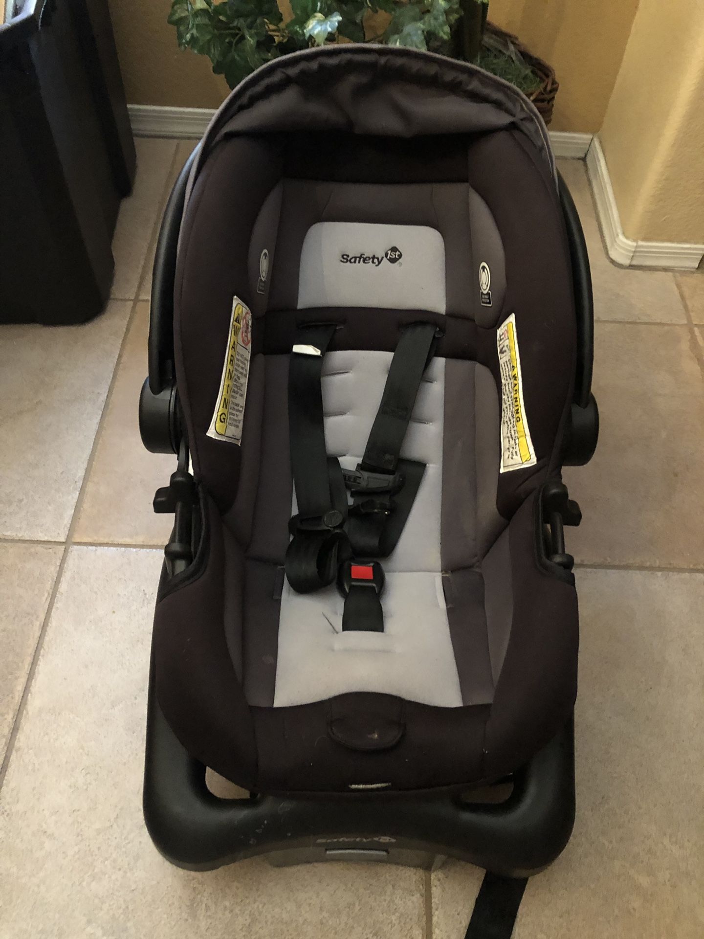 Baby car seat & 2 bases !!!