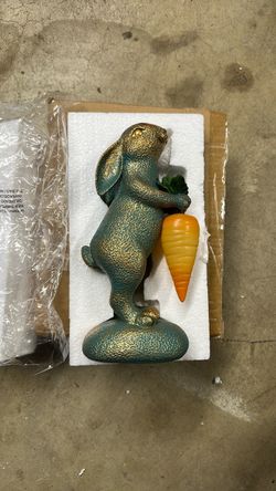 Decorative solar Bunny Figurine Holding Carrot