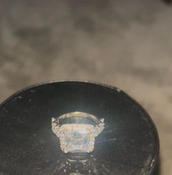 Diamondesk Ring