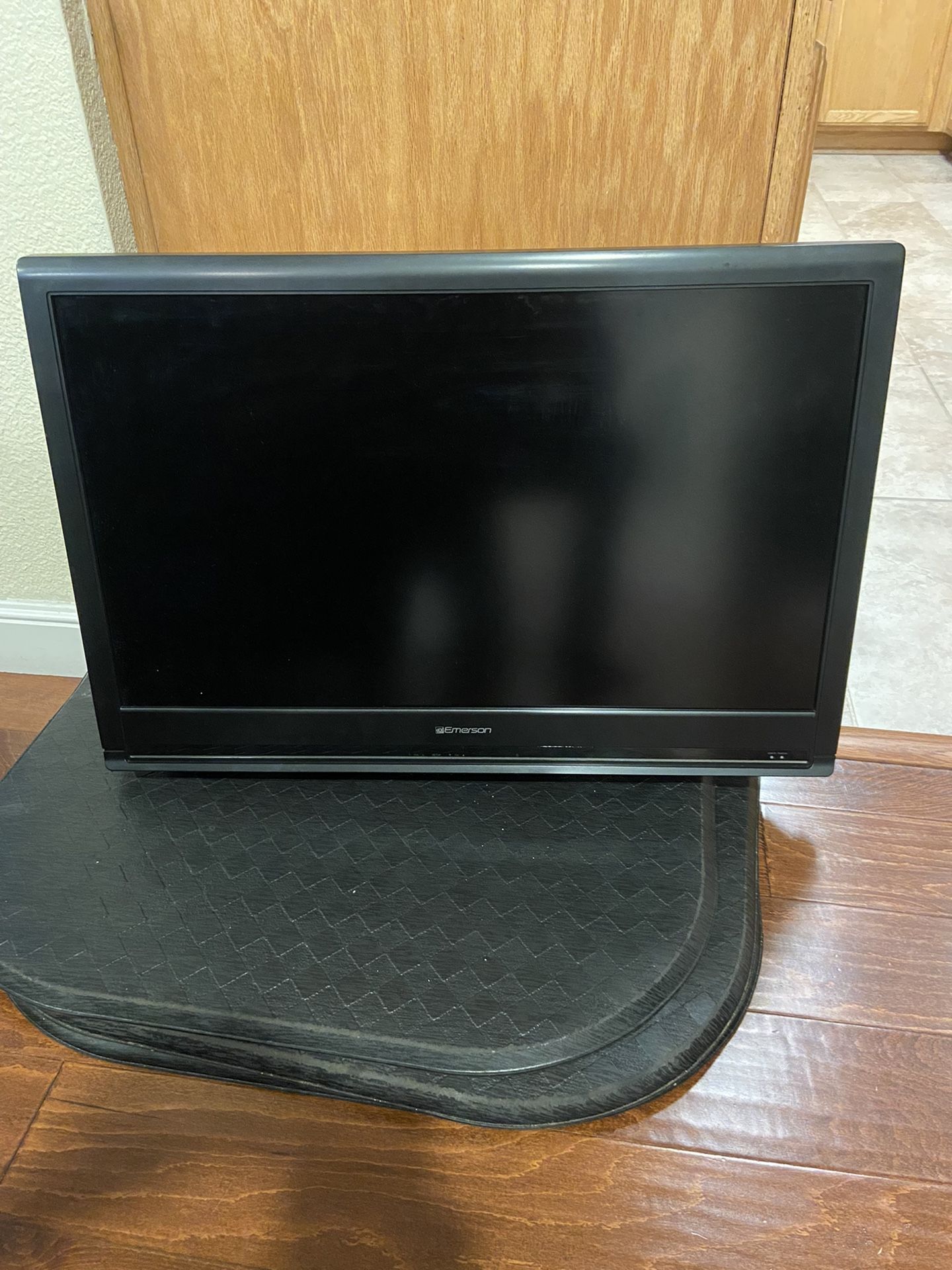 Emerson 32 In LCD Tv/ Remote