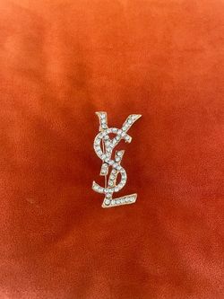 Women pins and brooches