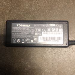 Toshiba Charger Laptop 65watts 19volts