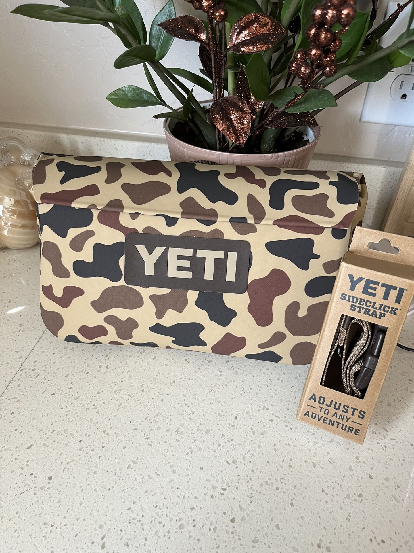Yeti Wetlands Camo 3L Sidekick W/strap