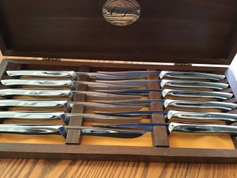 Dozen steak knives Carvel Hall