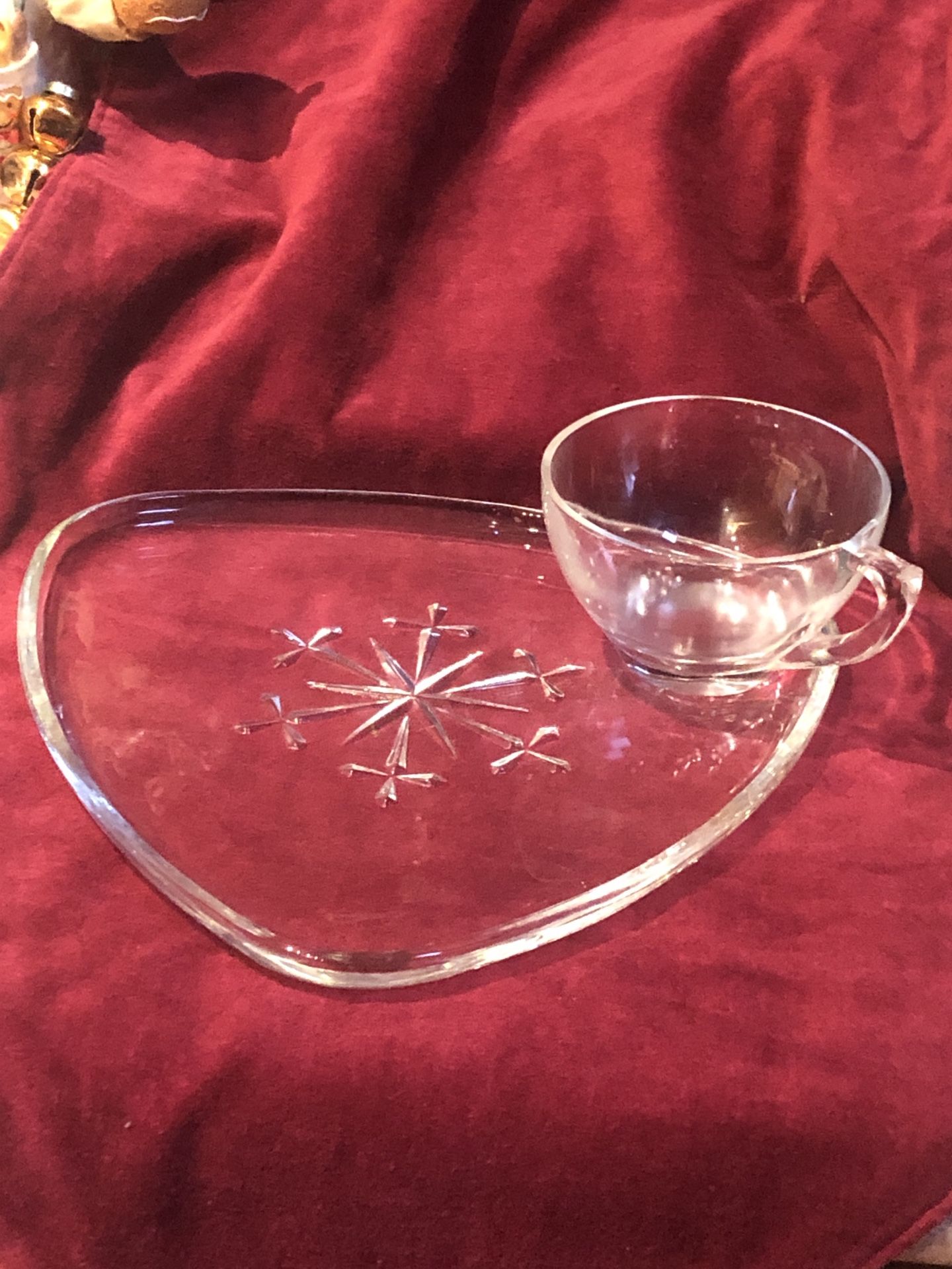 Indiana Glass Snowflake Snack  Set of 4 -Plates and 4 Cups Vintage USA