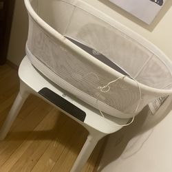 4 Moms / Plug In Electric Bassinet