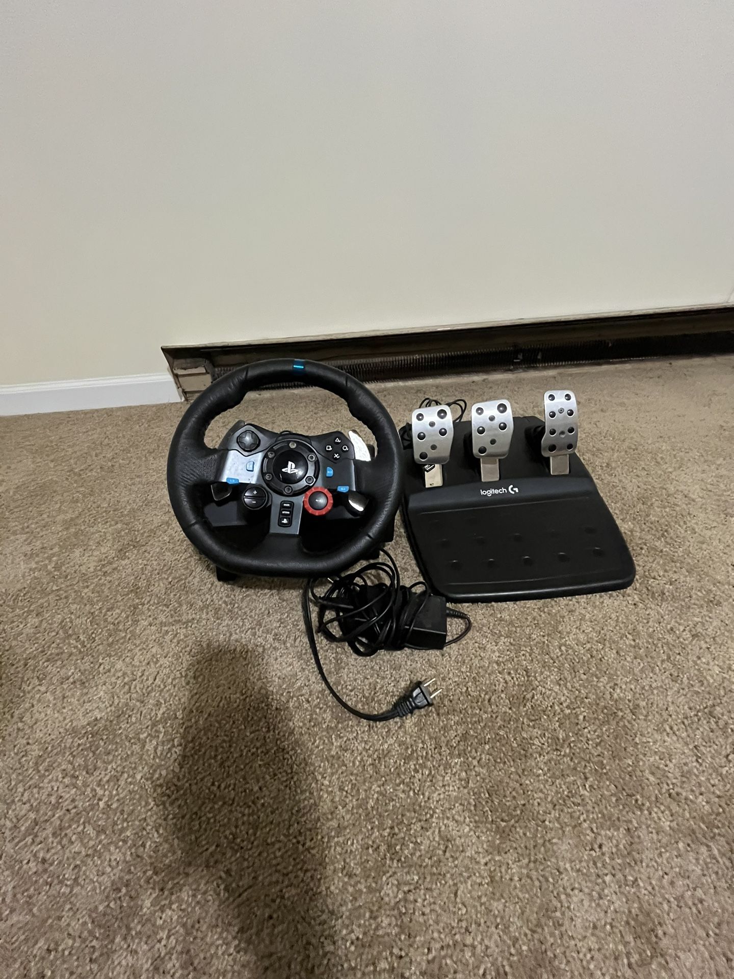 PlayStation steering wheel you can use it on PS4 or PS5 and it's good nothing's wrong with it