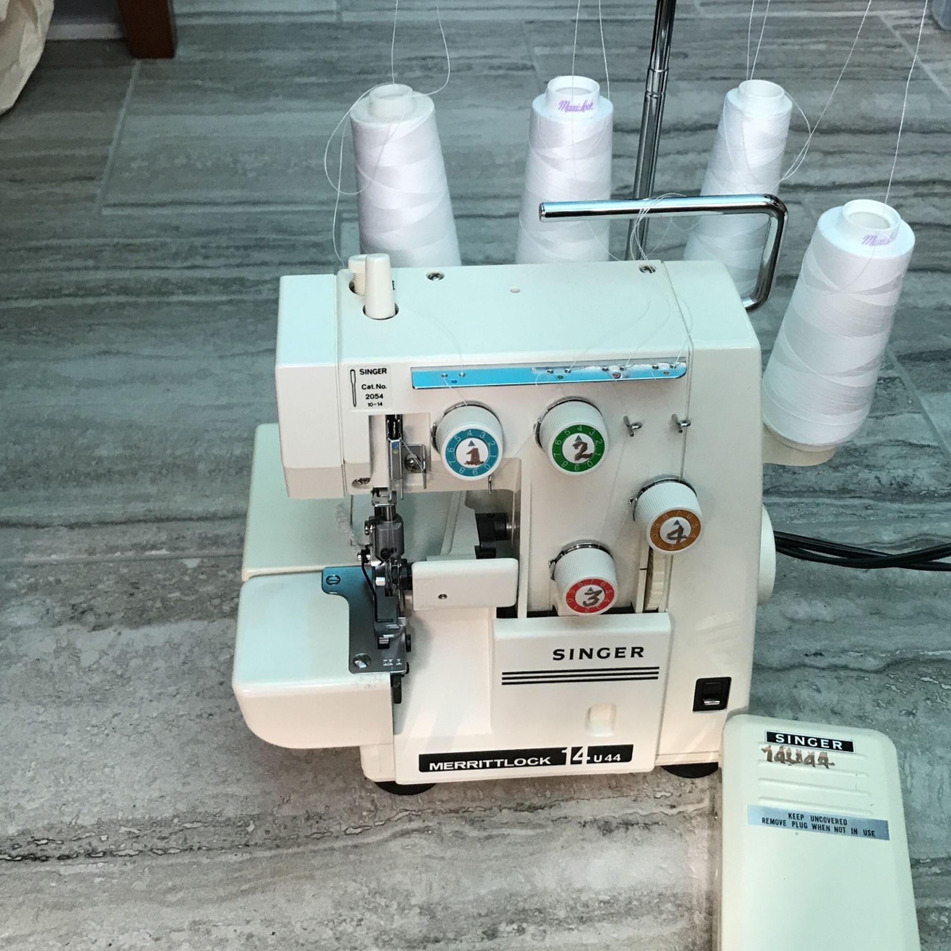SINGER SERGER MODEL 14 U44B/244B — $100 USD