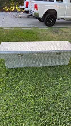 Truck bed tool box