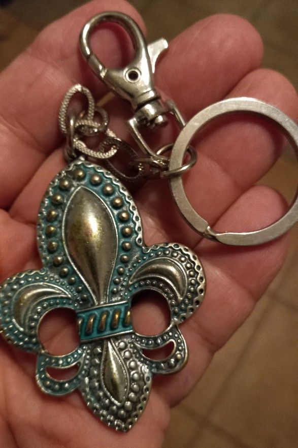 SilverTone Metal Fleur-de-lis Keychain 2 1/2"