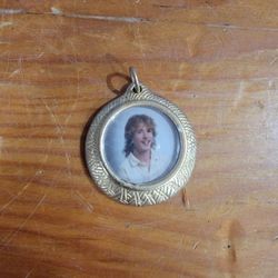 Vintage Photo Picture Charm Pendant ~ Circle, Gold Tone