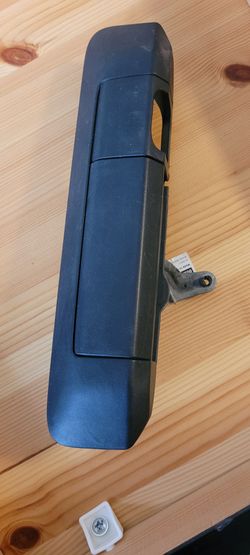 Tacoma tailgate handle. No lock 2013