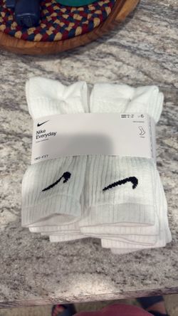 New 6 Pair NIKE Everyday Socks