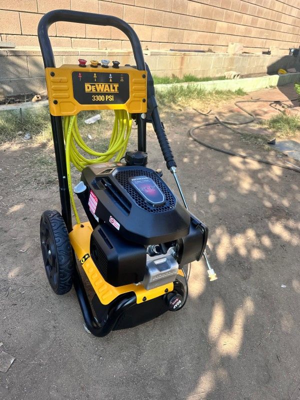 DEWALT
3300 PSI 2.4 GPM Cold Water Gas Pressure Washer w/ HONDA Engine