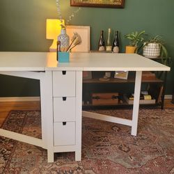 Extendable Dining Table (like new)