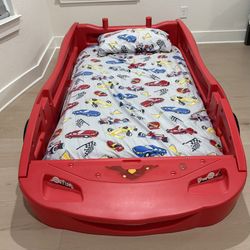 Lightning McQueen Cars Toddler Bed - Delta Children Plastic Race Car Including twin mattress - Excellent Condition Roanoke”