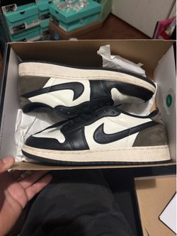 Jordan 1 low mocha size 7y