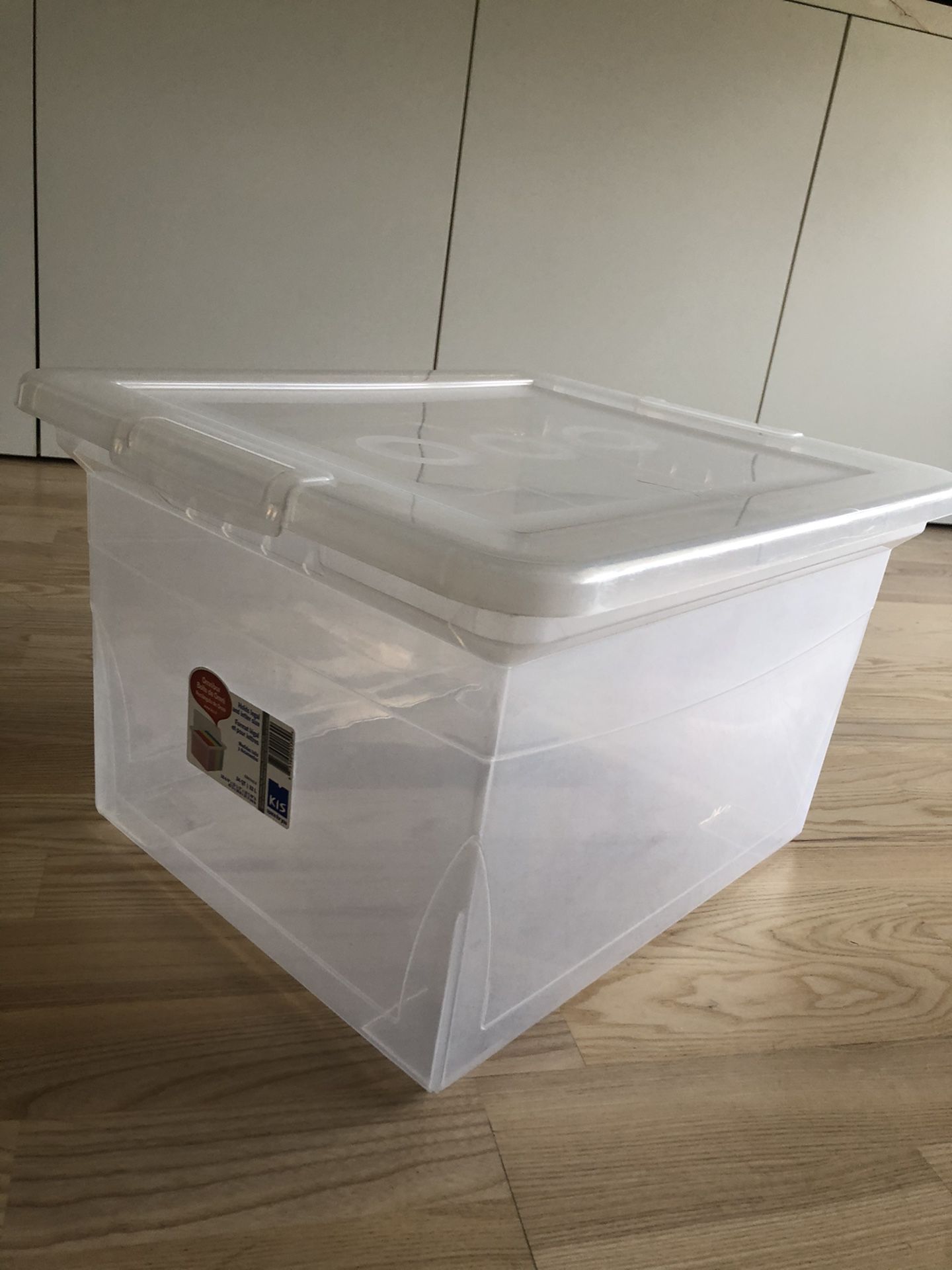 Storage container with lid in clear