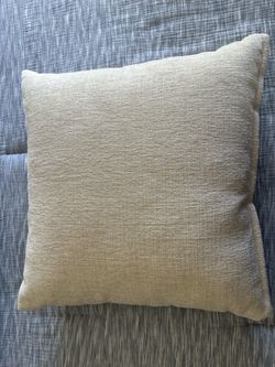 Living spaces 21”x22” couch pillows - like new