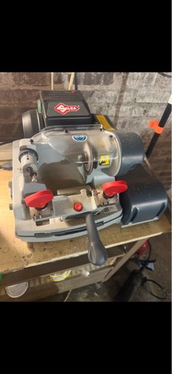 SILCA 040 Automatic & Manual Key Cutting Machine – Excellent Condition