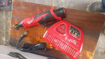 Milwaukee M12 ratchet 3/8 with battery and charger.