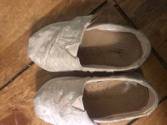 New toddler girl toms size 5