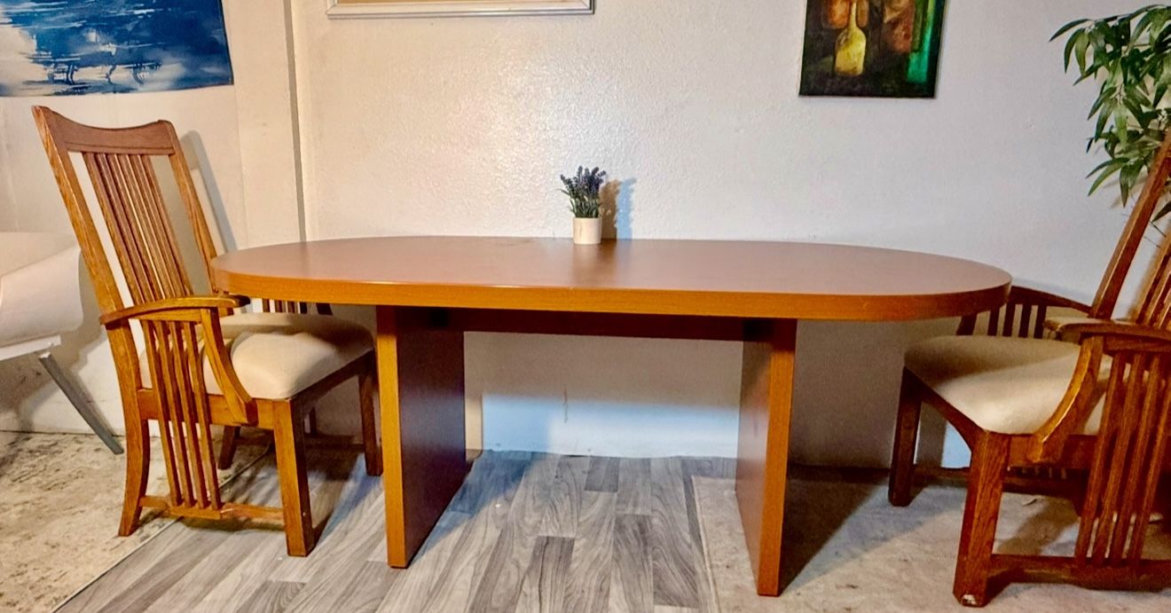 beautiful oval table new condition will deliver no chairs