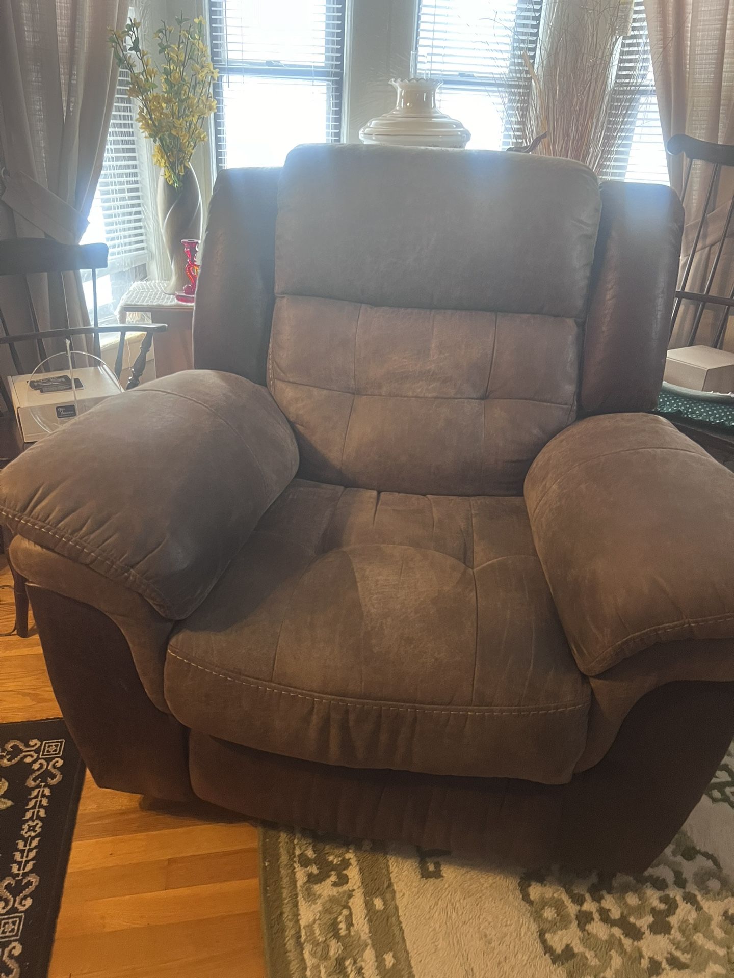 Great Condition Bobs Furniture Recliner Open Up On Side This Very Comfortable