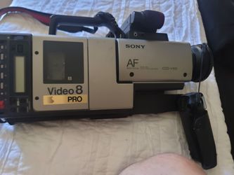 Sony CCD-V100 is a vintage 1980s Video8 professional/prosumer analog camcorder built during Sony’s early era of 8mm video recording