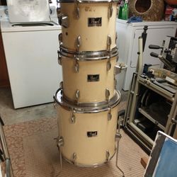 Pearl Floor Tom & 2  Smaller Toms