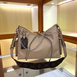 Louis Vuitton new bag, size 29 × 12 × 24cm