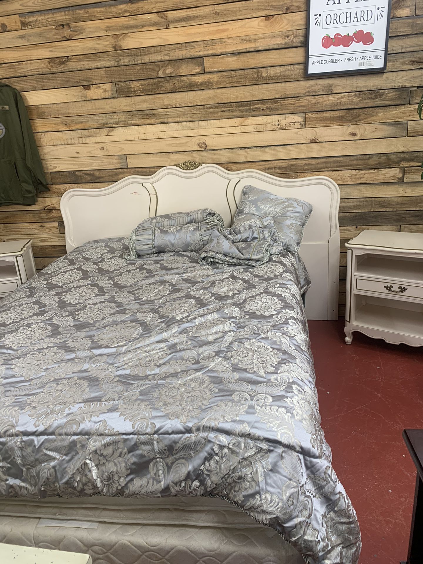 Queen Bed With Two Nightstands 