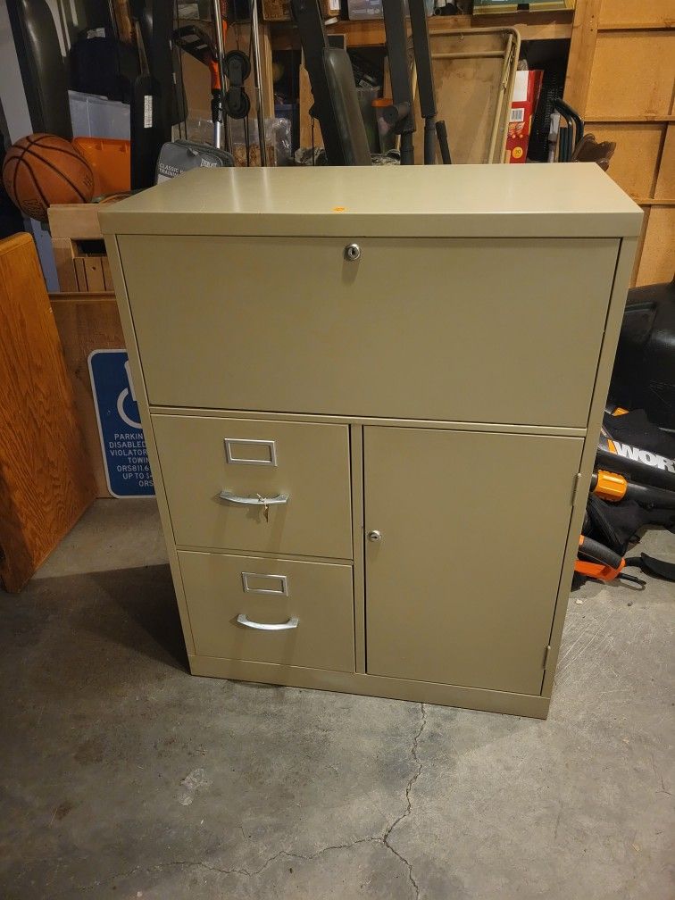 File cabinet (with key)in very good condition