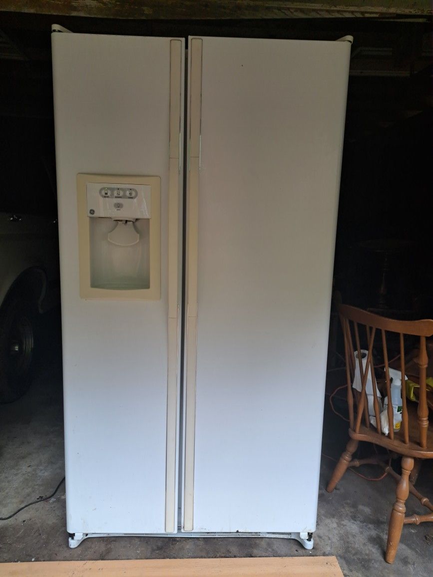 Refrigerator  GE GSS25GGPWW