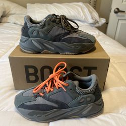 Yeezy 700. Worn Twice. Great Condition. Size 6 w