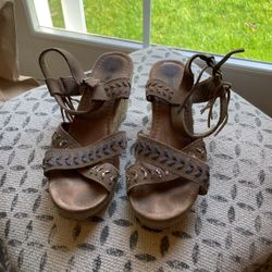 Minnetonka Heels Size 7 