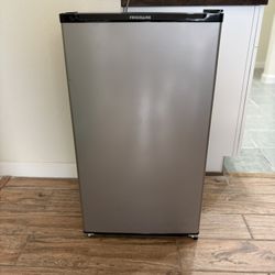 Mini Fridge With Freezer 