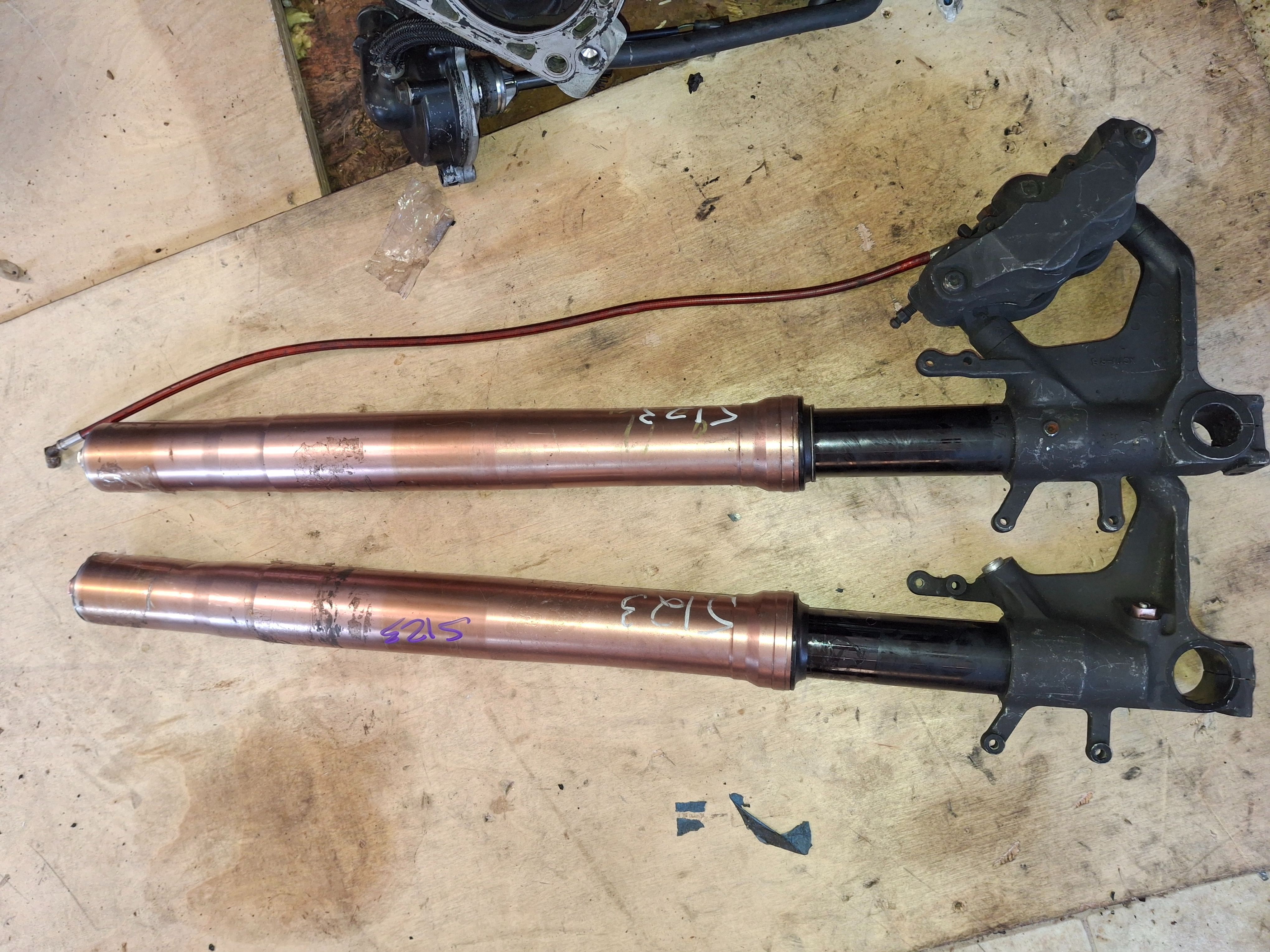 05 06 Suzuki GSXR 1000 Forks Front End Suspension For K5 K6 GSXR1000 1 Caliper