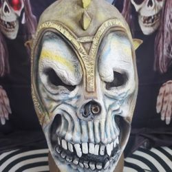 Vintage 1996 RUBIES Skull Spiked Warrior Halloween Latex Mask New Haunted House
Here is a new vintage Rubies 1996 skull spiked warrior mask