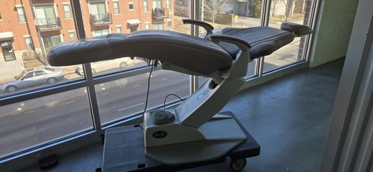 PELTON AND CRANE SP18 DENTAL CHAIR W/SWING OPERATORY