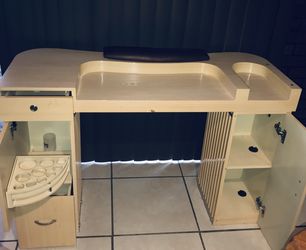 Nail tech table