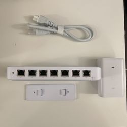 Ubiquiti UniFi Ultra Network Switch & PoE++ Adapter